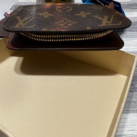 ♥️LV PRISTINE COMPACT WALLET EUC - Picture 6 of 16